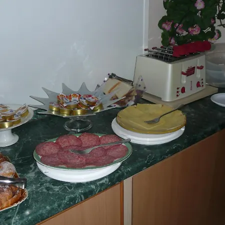 Garden House Nocleg ze śniadaniem 4*